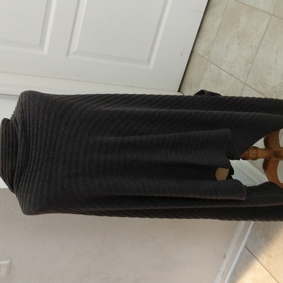 Barefoot Dreams Cozy Chic Lite Travel Shawl in Carbon - Picture 7 of 8